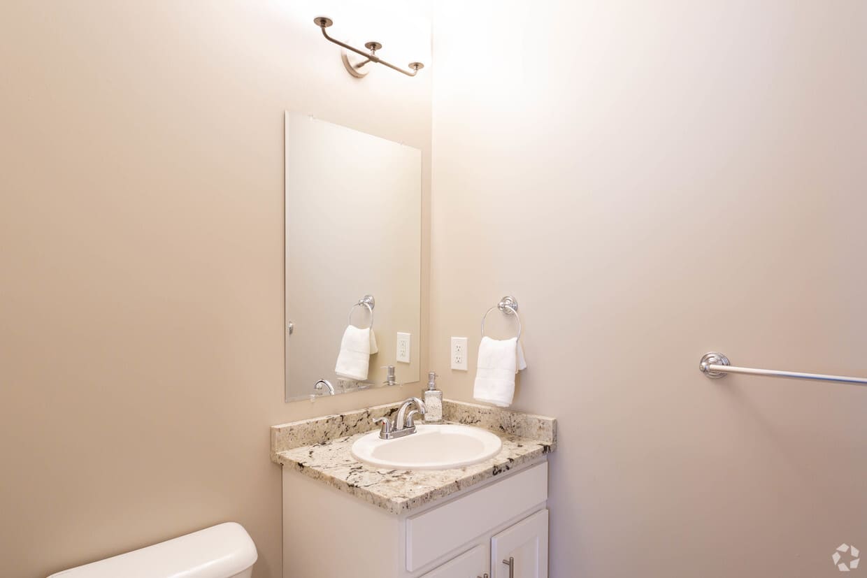 forest-green-apartments-east-amherst-ny-bathroom-8